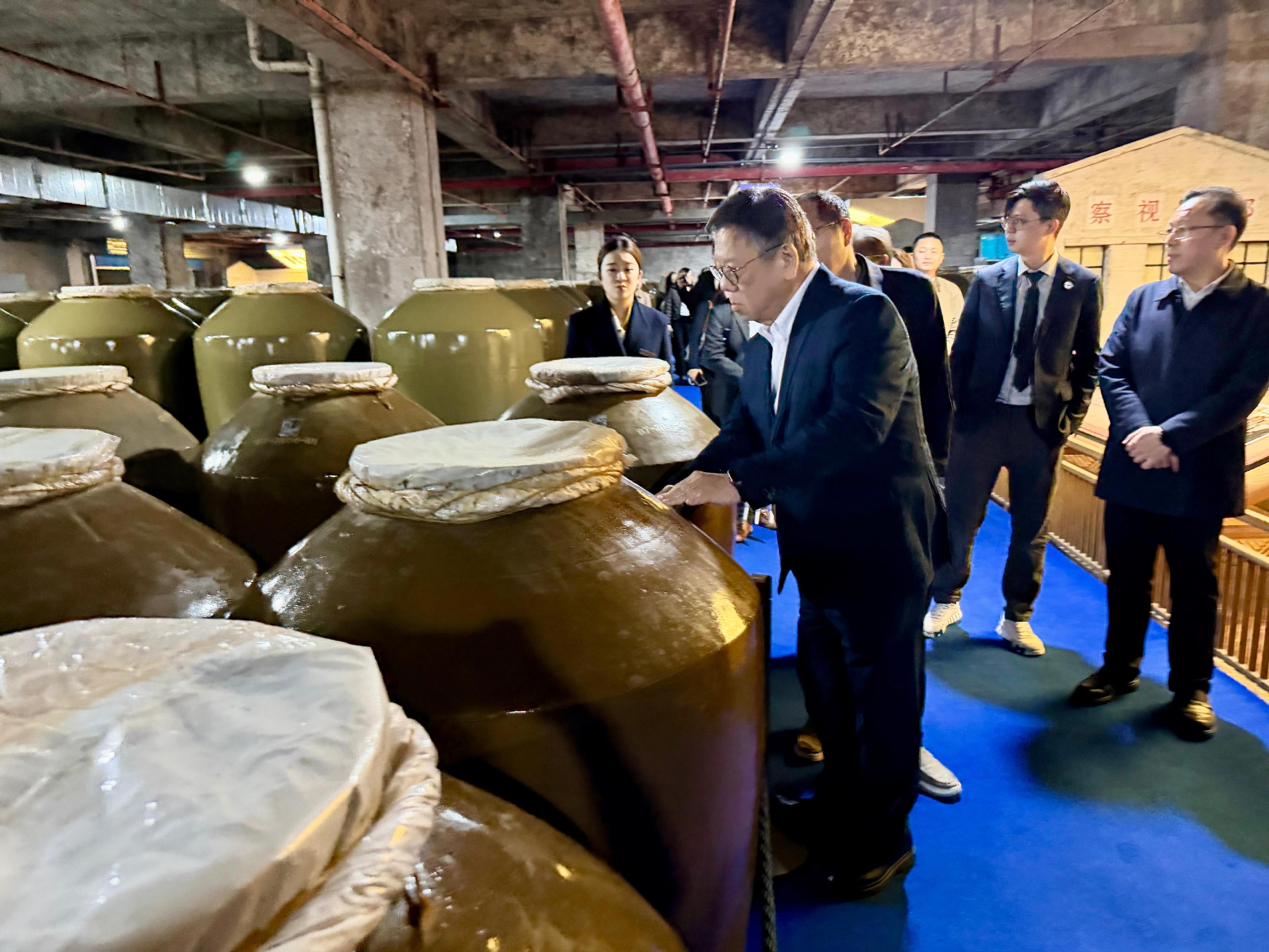 商務及經濟發展局局長丘應樺率領的商務代表團由四川轉往貴州繼續訪問行程。圖示丘應樺（左二）今日（三月二十七日）在貴州遵義市參觀貴州珍酒酒廠，加深了解當地的白酒市場。