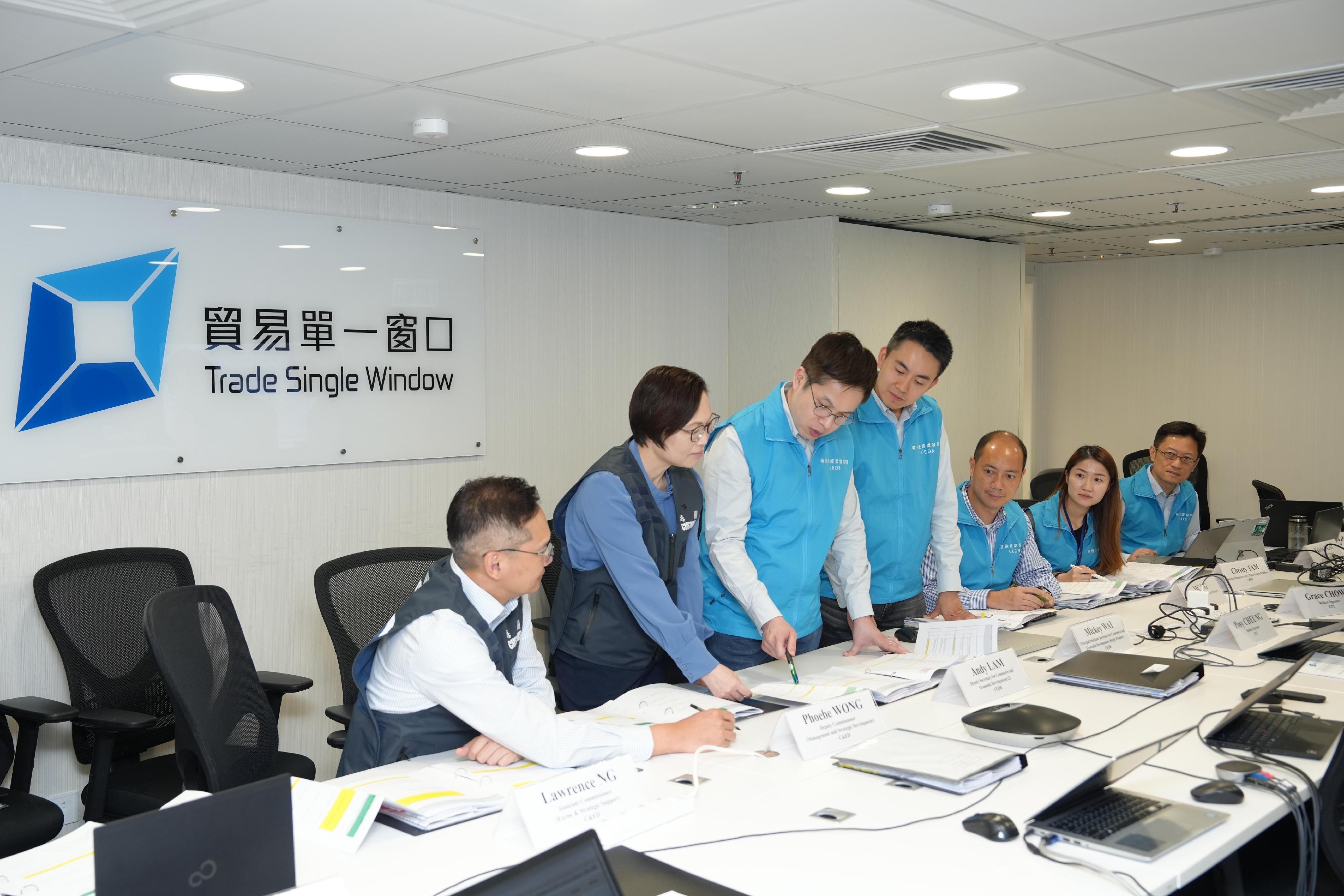 「贸易单一窗口」第三阶段首批服务今日（五月一日）顺利推出，取代「道路货物资料系统」，供业界提交道路预报货物资料。图示商务及经济发展局与香港海关联合指挥中心人员协调系统转换