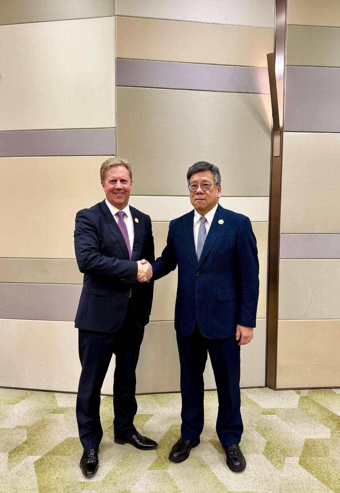 The Secretary for Commerce and Economic Development, Mr Algernon Yau (right), meets with the Minister for Trade and Investment of New Zealand, Mr Todd McClay (left), to exchange views on various issues, including fostering bilateral trade relations on the sidelines of the Asia-Pacific Economic Cooperation Ministers Responsible for Trade Meeting in Suzhou today (May 23).
