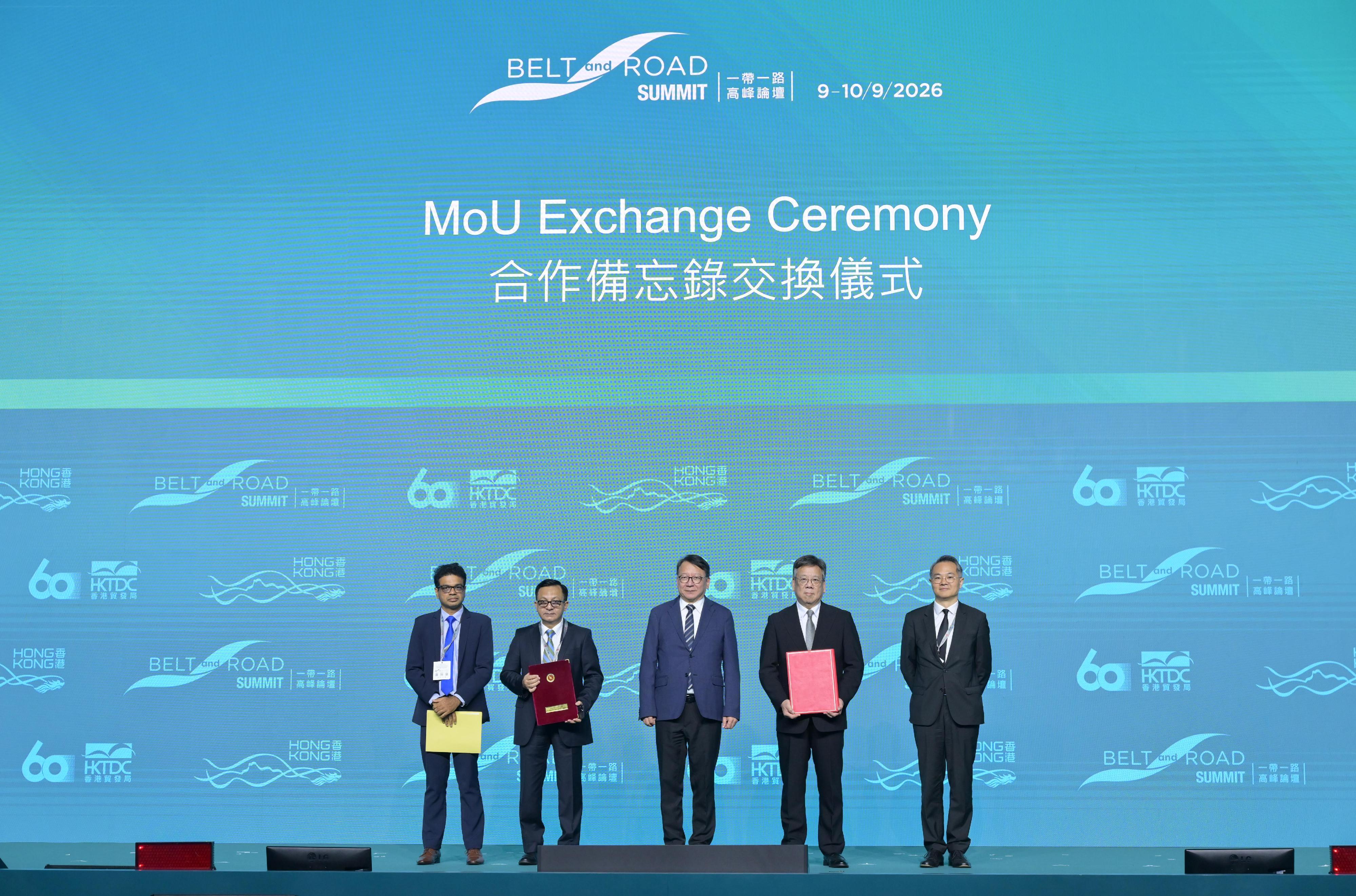 The Chief Secretary for Administration, Mr Chan Kwok-ki, attended the 11th Belt and Road Summit today (September 9). Photo shows Mr Chan (centre) witnessing the Secretary for Commerce and Economic Development, Mr Algernon Yau (second right), exchanging the Memorandum of Understanding with the Minister of Commerce, Industries, Textiles and Jute of Bangladesh, Mr Khandakar Abdul Muktadir (second left).