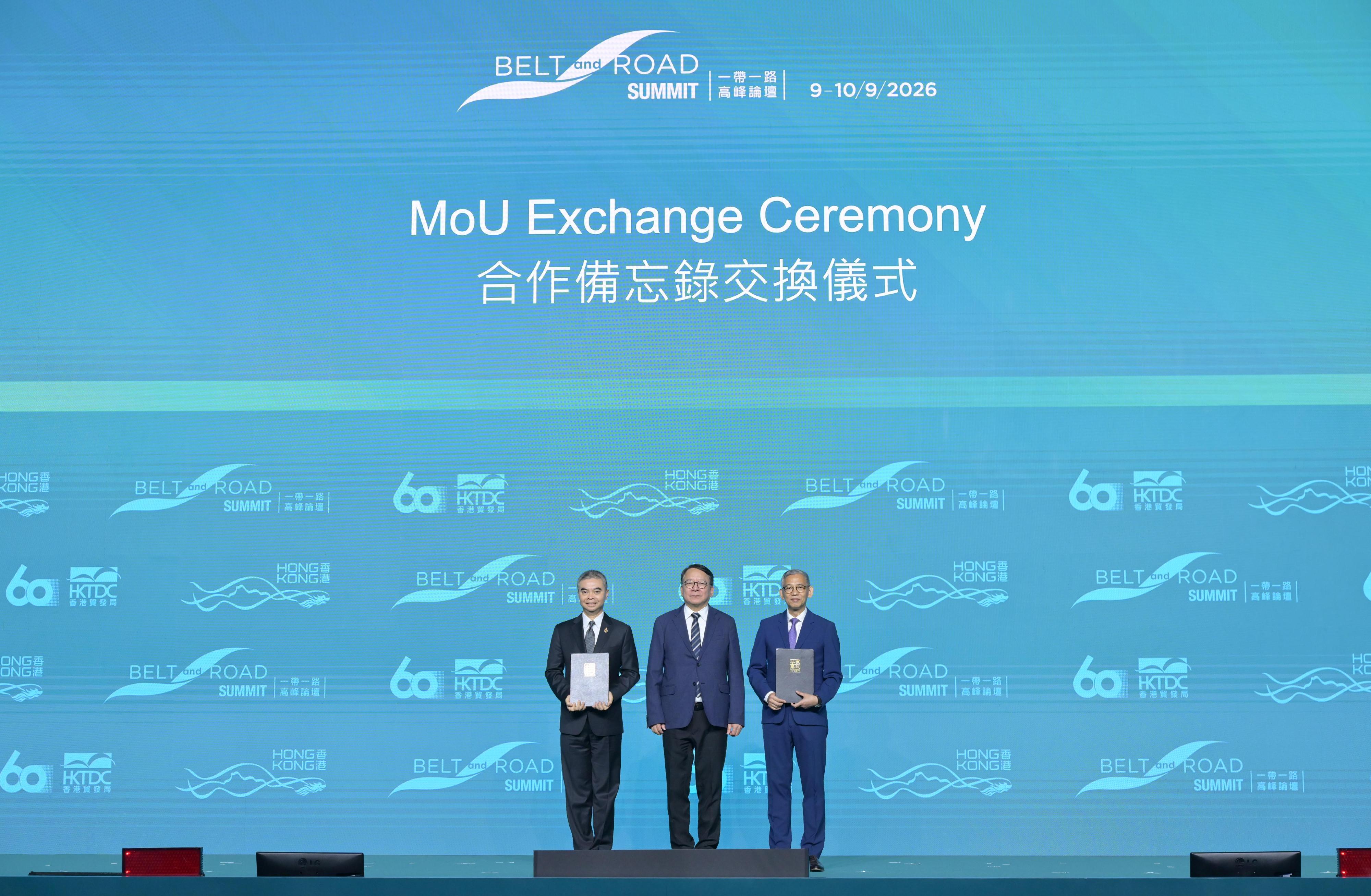 The Chief Secretary for Administration, Mr Chan Kwok-ki, attended the 11th Belt and Road Summit today (September 9). Photo shows Mr Chan (centre) witnessing the Commissioner of Independent Commission Against Corruption, Mr Woo Ying-ming (right), exchanging the Memorandum of Understanding with the Secretary-General of the Office of the Public Sector Anti-Corruption Commission of Thailand, Mr Bhumivisan Kasemsook (left).