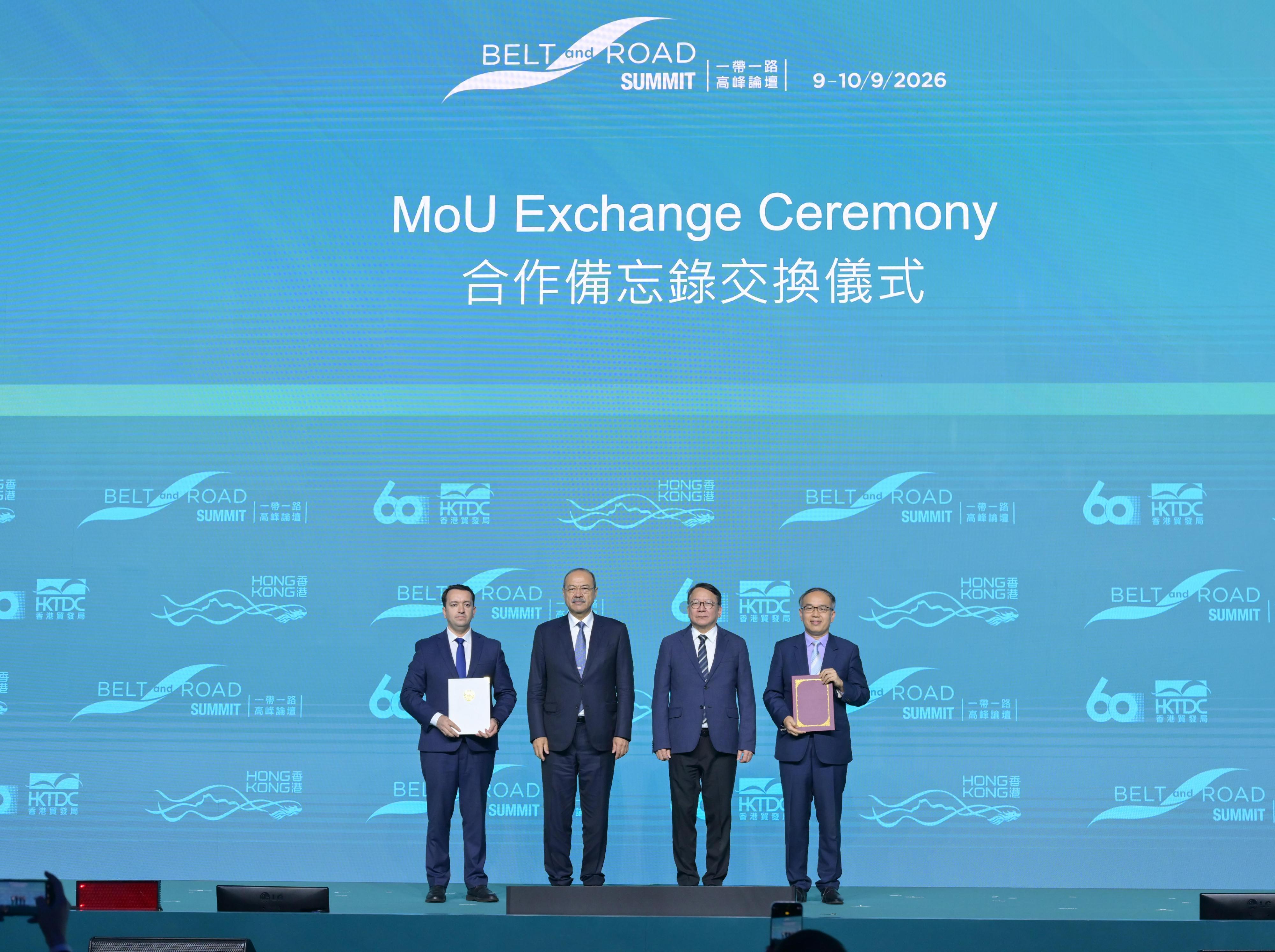 The Chief Secretary for Administration, Mr Chan Kwok-ki, attended the 11th Belt and Road Summit today (September 9). Photo shows Mr Chan (second right) and the Prime Minister of Uzbekistan, Mr Abdulla Nigmatovich Aripov (second left), witnessing the Secretary for Financial Services and the Treasury, Mr Christopher Hui (first right), exchanging the Memorandum of Understanding with Deputy Chairman of the Central Bank of Uzbekistan Mr Abror Mirzo Olimov (first left).